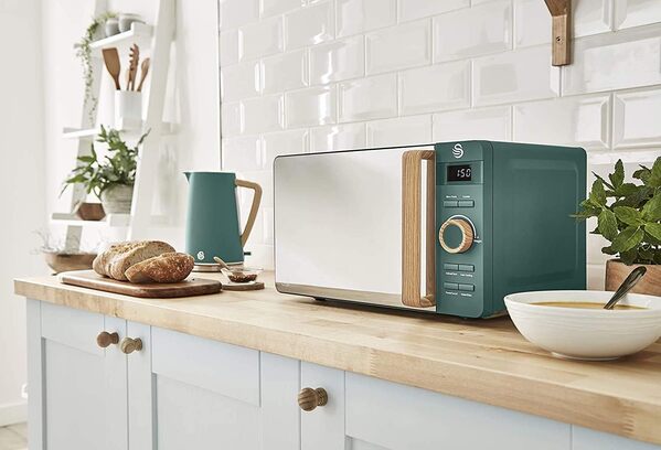 Swan Nordic Micro-ondes numérique 20 L, 6 niveaux de fonctionnement, 800 W de puissance, minuterie 30 min, nettoyage facile, mode dégivrage, design moderne, poignée effet bois, vert mat