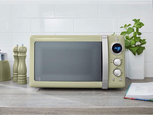 Swan Retro SM22030GNEU Micro-ondes Numérique 20L, 5 Niveaux de Puissance, Fonction Décongélation, Minuterie 60 Minutes, Porte à Effet Miroir, Plateau Tournant 27cm, Design Vintage, Vert, 800W