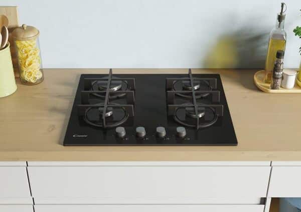 Candy CVG 6 B Plaque de cuisson à gaz en verre trempé, 4 feux, à encastrer, grilles en fonte, soupape de sécurité, GPL et méthane, 59,5 x 51 x 95 cm, noir [Classe énergétique A]