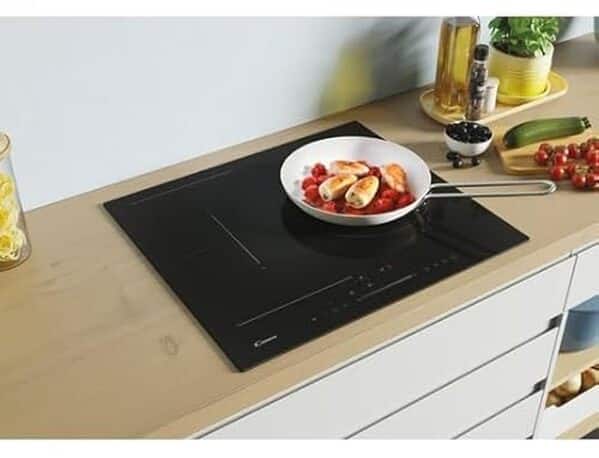 Découvrez notre test complet de la plaque de cuisson induction Candy CTPS63SCTTWIFI 3500 W : un design innovant, des performances puissantes et une connectivité WiFi pour une cuisine moderne et efficace