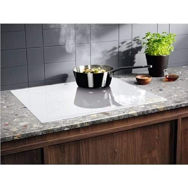 Découvrez notre analyse détaillée de la plaque à induction Electrolux LIL61443BW avec sa fonction Power : performance, efficacité et rapport qualité-prix au rendez-vous. Optimisez votre cuisine dès aujourd'hui !