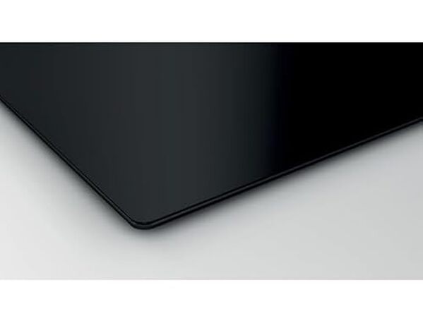 Découvrez l'efficacité de la plaque induction Siemens EU611BJB5E IQ100 avec 3 foyers PowerBoost pour une cuisson rapide et homogène.