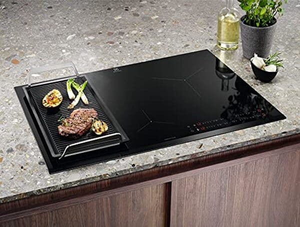 Découvrez la table à induction flexible et connectée LIL83443 d'Electrolux. Profitez d'une cuisson efficace et connectée avec des fonctionnalités innovantes qui s'adaptent à tous vos besoins culinaires.